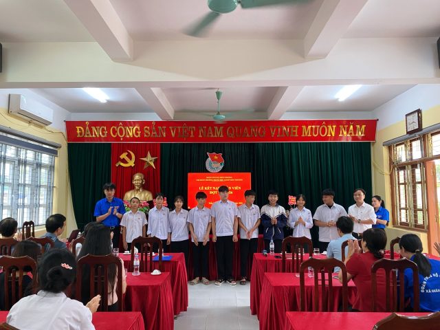 LỄ KẾT NẠP ĐOÀN VIÊN MỚI CHI ĐOÀN THCS TRẦN THƯƠNG